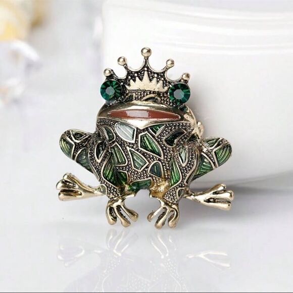 Cottagecore Frog Prince Brooch Gold Tone deep Green Jewel Eye Accent - Picture 2 of 3